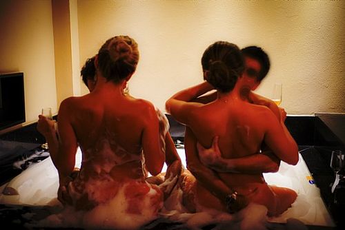 Você já teve curiosidade por swing?

Alguns ficam excitados com a ideia de assistir a outro homem fazendo sexo com sua parceira. Não é de se surpreender que algumas pessoas transportem tal fantasia para a vida real por curiosidade, pra apimentar a relação ou apenas para satisfazer seu ego.

Então começa a bater aquela curiosidade para conhecer algo diferente, apimentar a relação a dois com mais pessoas ou ainda investir em um estilo de vida solo mais ousado.

E Você começa a se perguntar:

– Como iniciar no swing?

Começa a fazer pesquisas, ler sobre o assunto e muitas vezes te